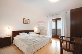 OPATIJA - VEPRINAC - VRHUNSKA VILA S BAZENOM, UREĐENOM OKUĆNICOM I OTVORENIM POGLEDOM, Opatija - Okolica, Maison