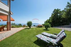 OPATIJA - VEPRINAC - VRHUNSKA VILA S BAZENOM, UREĐENOM OKUĆNICOM I OTVORENIM POGLEDOM, Opatija - Okolica, Famiglia