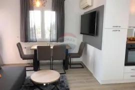 OPATIJA,OPRIĆ- novija kuća sa 8 apartmana, bazenom 50 m2, velikom okućnicom, parkingom, pogledom na more, Opatija - Okolica, بيت