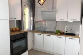 OPATIJA,OPRIĆ- novija kuća sa 8 apartmana, bazenom 50 m2, velikom okućnicom, parkingom, pogledom na more, Opatija - Okolica, Casa