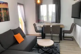 OPATIJA,OPRIĆ- novija kuća sa 8 apartmana, bazenom 50 m2, velikom okućnicom, parkingom, pogledom na more, Opatija - Okolica, Haus