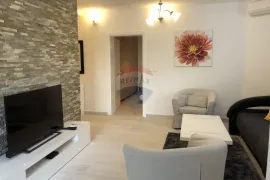 OPATIJA,OPRIĆ- novija kuća sa 8 apartmana, bazenom 50 m2, velikom okućnicom, parkingom, pogledom na more, Opatija - Okolica, بيت