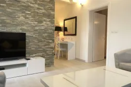 OPATIJA,OPRIĆ- novija kuća sa 8 apartmana, bazenom 50 m2, velikom okućnicom, parkingom, pogledom na more, Opatija - Okolica, Haus