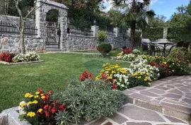 OPATIJA,OPRIĆ- novija kuća sa 8 apartmana, bazenom 50 m2, velikom okućnicom, parkingom, pogledom na more, Opatija - Okolica, Casa