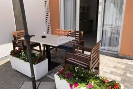 OPATIJA,OPRIĆ- novija kuća sa 8 apartmana, bazenom 50 m2, velikom okućnicom, parkingom, pogledom na more, Opatija - Okolica, Casa