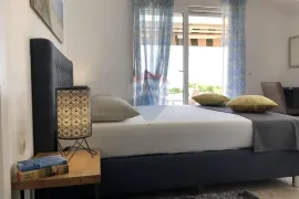 OPATIJA,OPRIĆ- novija kuća sa 8 apartmana, bazenom 50 m2, velikom okućnicom, parkingom, pogledom na more, Opatija - Okolica, Casa