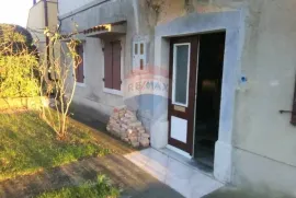 MATULJI - autohtona etaža kuće s okućnicom, Matulji, Appartment