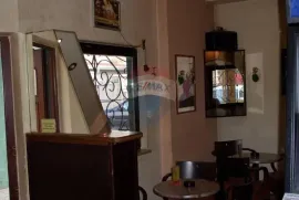 Istra,Pula,stambeni prostor: caffe bar/stan, Pula, Immobili commerciali