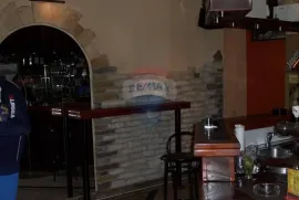 Istra,Pula,stambeni prostor: caffe bar/stan, Pula, Propriété commerciale