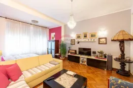 PEĆINE-stan na prvoj etaži poznate Riječke vile, Rijeka, Apartamento