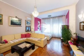 PEĆINE-stan na prvoj etaži poznate Riječke vile, Rijeka, Apartamento