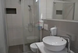 Cesarica kuća sa devet apartmana, Karlobag, Haus