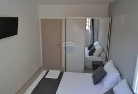 Cesarica kuća sa devet apartmana, Karlobag, Haus