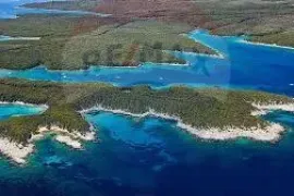 PUNTA KRIŽA - RAVAN GRAĐEVINSKI TEREN PRAVILNOG OBLIKA, Mali Lošinj, Γη