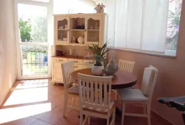 Istra,Fažana,Kuća sa apartmanima 200m od mora, Fažana, Famiglia