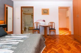 MALI LOŠINJ - VILA SA 10 APARTMANA NA RIJETKOJ I ATRAKTIVNOJ LOKACIJI, Mali Lošinj, Kuća