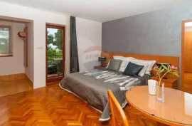 MALI LOŠINJ - VILA SA 10 APARTMANA NA RIJETKOJ I ATRAKTIVNOJ LOKACIJI, Mali Lošinj, Kuća