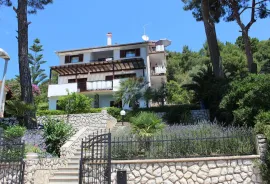 MALI LOŠINJ - VILA SA 10 APARTMANA NA RIJETKOJ I ATRAKTIVNOJ LOKACIJI, Mali Lošinj, Kuća