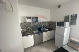 MALINSKA-kuća sa šest apartmana i bazenom -uhodani posao, Malinska-Dubašnica, Famiglia