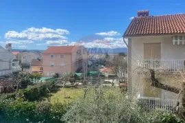 MALINSKA-kuća sa šest apartmana i bazenom -uhodani posao, Malinska-Dubašnica, Famiglia