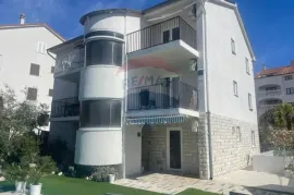 MALINSKA-kuća sa šest apartmana i bazenom -uhodani posao, Malinska-Dubašnica, Famiglia