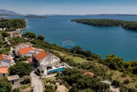 RAB- samosojeća kuća , prvi red do mora, Rab, House