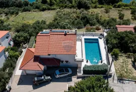 RAB- samosojeća kuća , prvi red do mora, Rab, House