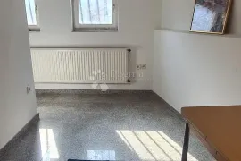 Kuća Sveti Duh, 4 stana, samostojeća, parcela 427 m2, garaža, Zagreb, House