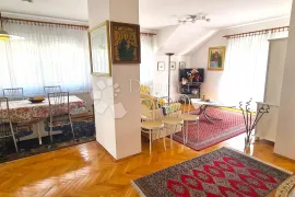 Kuća Sveti Duh, 4 stana, samostojeća, parcela 427 m2, garaža, Zagreb, House