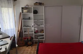 Prostrani trosobni stan na Pujankama, Split, Appartement