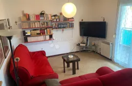 Prostrani trosobni stan na Pujankama, Split, Appartement