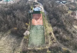 RIJETKOST NA TRŽIŠTU – KUĆA SA SPORTSKIM TERENIMA, Viškovo, House