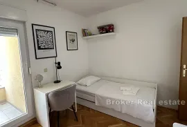 Prostran dvosoban stan na mirnoj lokaciji, Split, Appartement