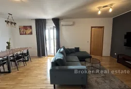 Prostran dvosoban stan na mirnoj lokaciji, Split, Apartamento