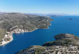 Poljoprivredno zemljište u prvom redu do mora, Trogir, Terreno