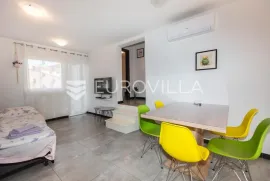 Čiovo, Slatine, kuća s bazenom na mirnoj lokaciji površine 179 m2, Split - Okolica, House