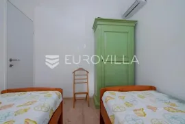 Banjole, prekrasna uređena kuća NKP 350 m2 na  velikoj okućnici  od 3300 m2, Medulin, Casa