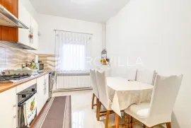 Zagreb, Vrapče, dvojna kuća 222 m2, prilika za investiciju, Zagreb, Famiglia