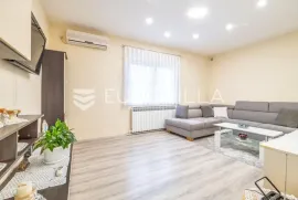 Zagreb, Vrapče, dvojna kuća 222 m2, prilika za investiciju, Zagreb, Famiglia