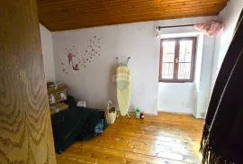 Rovinj,osunčani stan za renovaciju u strogom centru-44m2, Rovinj, Kвартира