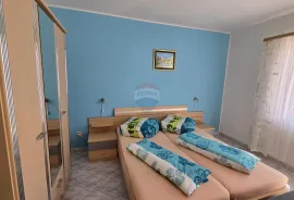 Vodice - kuća sa 7 apartmana i velikim dvorištem, Vodice, Famiglia