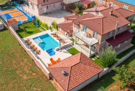 Istra, Loborika- Villa od 600 m2 sa bazenom, Ližnjan, House