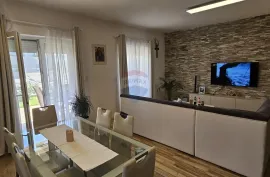 Istra, Pula, Valbandon - trosoban stan s vrtom, Fažana, Appartment