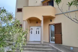 Istra,Valbandon,kuća sa 4 apartmana i velikim stanom sa vrtom, Fažana, Casa