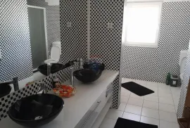 Istra,Valbandon,kuća sa 4 apartmana i velikim stanom sa vrtom, Fažana, بيت