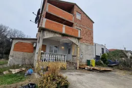 Istra, okolica Pule, velika kuća za renovaciju, Pula, House