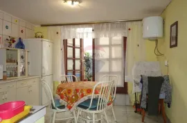 KUĆA SA 4 APARTMANA, SELCE, 300 m OD MORA, Crikvenica, Σπίτι