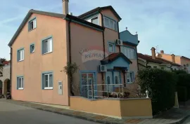 Dajla, kuća sa 4 apartmana, Novigrad, Famiglia