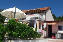 JADRANOVO - kuća s velikom okućnicom, Crikvenica, Maison