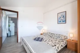 Istra, Medulin- Apartmanska kuća 50m od mora, Medulin, Kuća